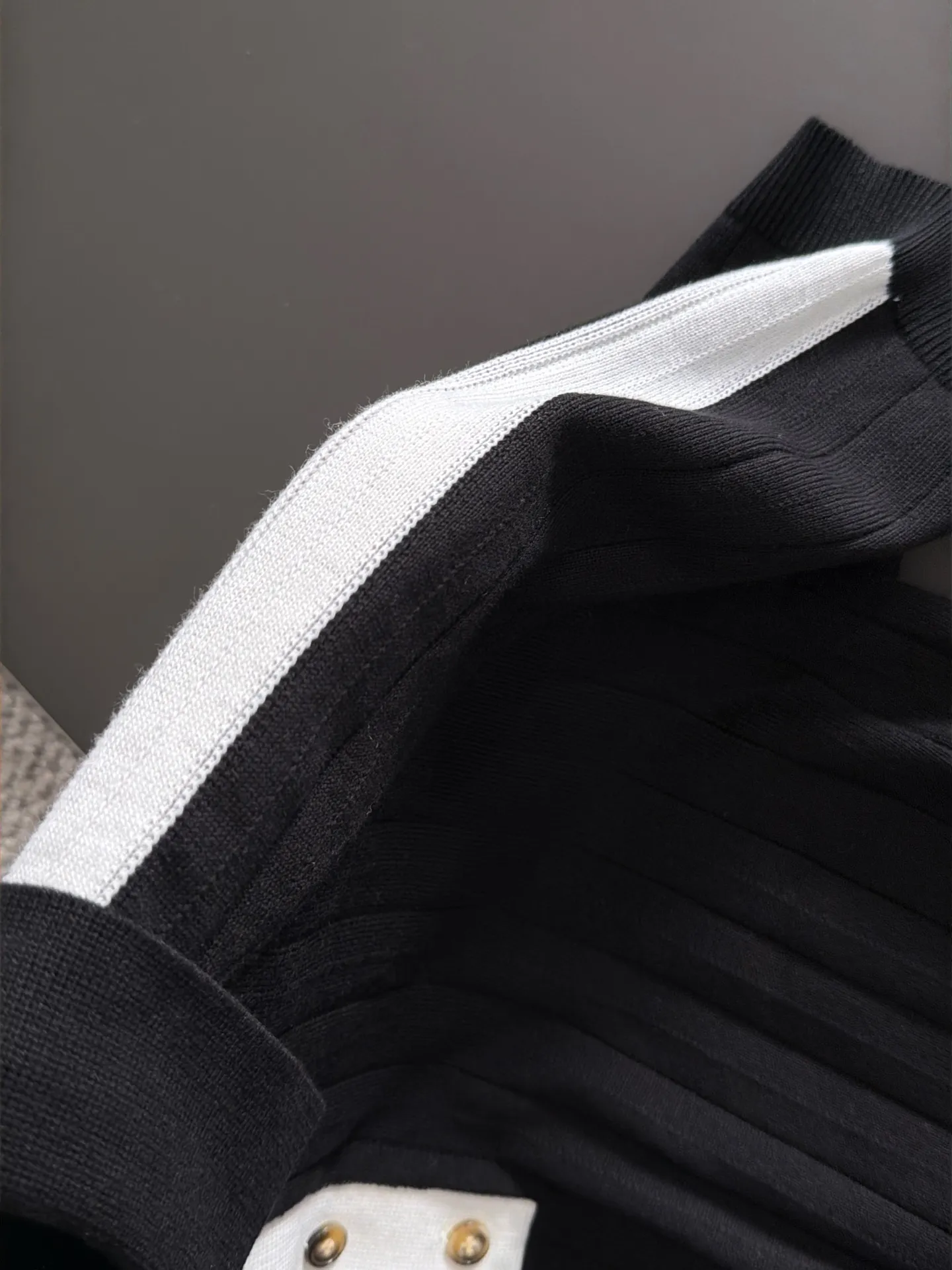 Shipping next day TR high quality - The Row 26ss New Arrival men's short-sleeved T-shirt. Like LP and BC, it belongs to the same old-money style top-notch light luxury brand. The New Arrival Original men's casual short-sleeved shirt is made of combed cotton yarn knitted imitation cotton fabric. Exclusive Premium custom-controlled raw materials. 14-needle precision knitting. The iconic waffle soul is woven. The three-dimensional texture flows with subtle light and shadow. Viewed from a distance, it is introverted. It shows when you touch it closely. It feels substantial when weighed. The upper body is also more textured than ordinary T-shirts. Fashionable Versatile Hot Sale. It is skin-friendly and comfortable to wear. Premium boutique. The upper body is made of Factory's fine workmanship. A must-have item for men. Complete with three standards. Sizes M-3XL